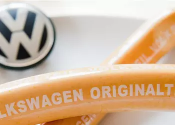 VW продает больше колбасок, чем машин: рекордный год для фирменной Currywurst