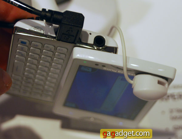SonyEricssonXperiaMiniPro_04.jpg