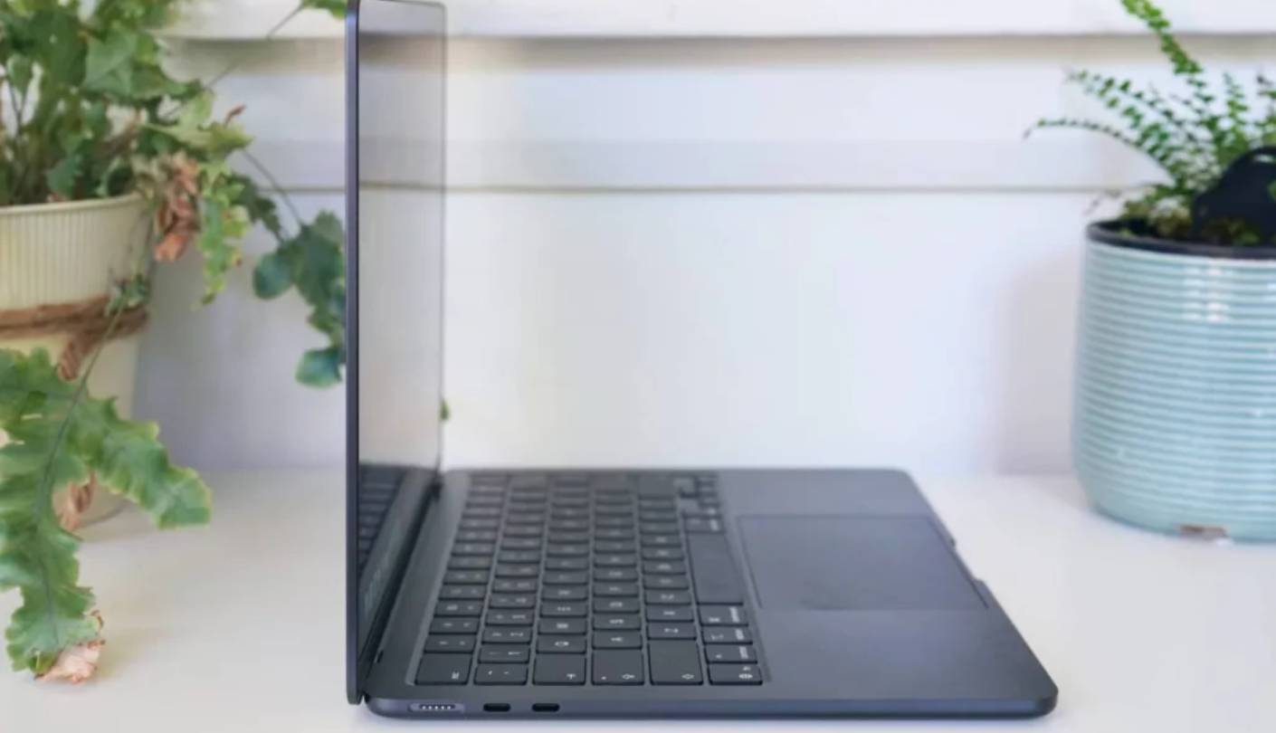 Apple MacBook Air 13 M5 longest battery life laptop 2026