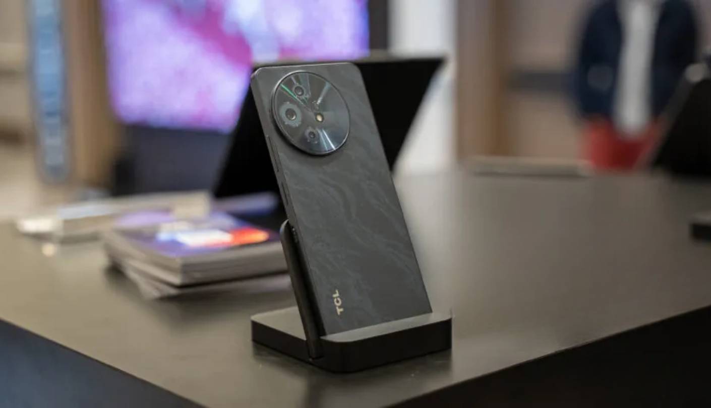 TCL 60 XE NXTPAPER 5G phone under $500