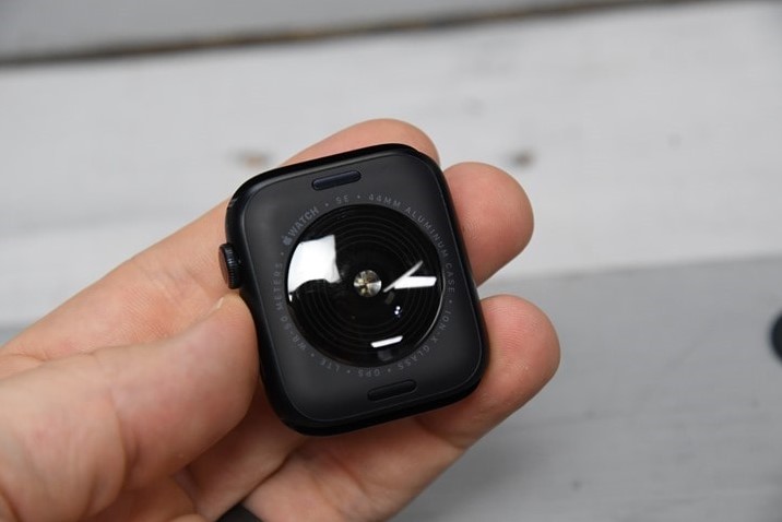 Comparaison entre la Watch Series 10 et la Watch SE (2e génération)