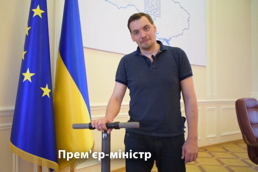 Прем'єр-міністр Гончарук прокотився коридорами на самокаті. Це Segway Ninebot ES2