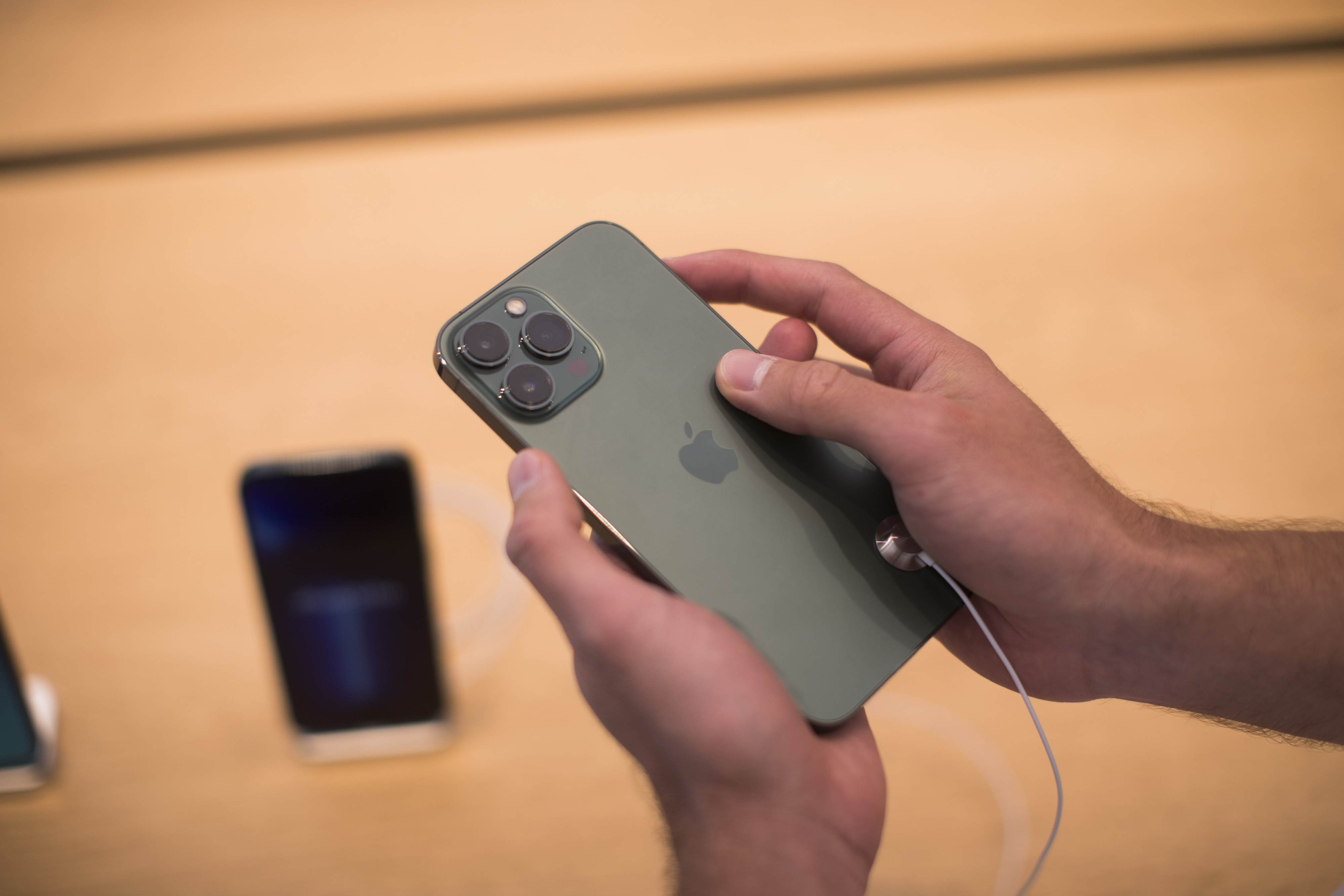 L'action Apple a renoué avec son plus bas niveau depuis juin 2021 en raison d'une baisse des livraisons d'iPhone