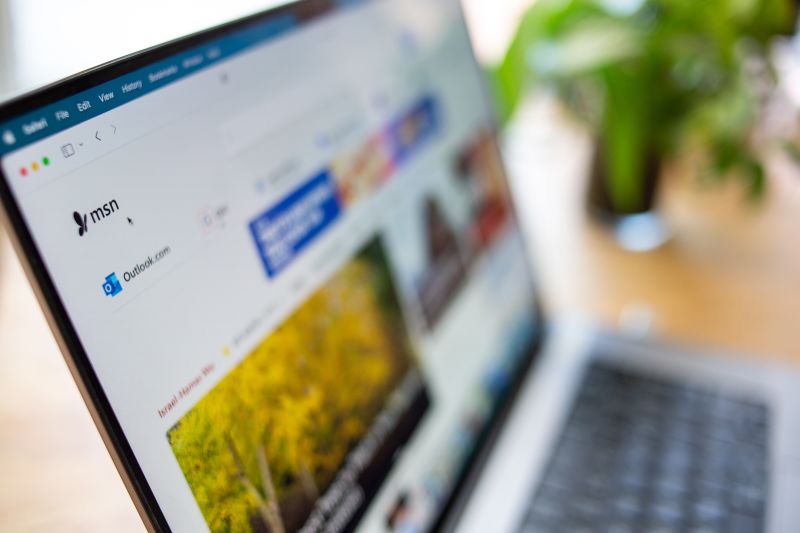 CNN розкритикувала Microsoft за поширення неправдивих новин на порталі MSN після заміни редакторів штучним інтелектом