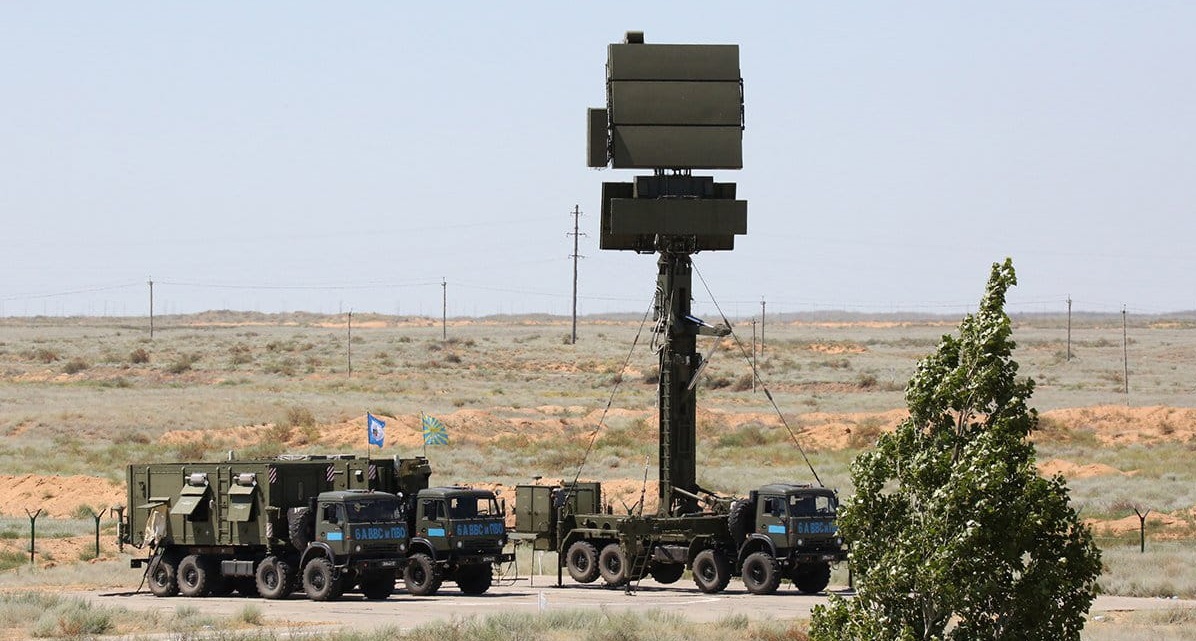 Un drone FPV ukrainien a détruit une rare station radar Podlyot, utilisée avec les systèmes de défense aérienne S-300 et S-400.