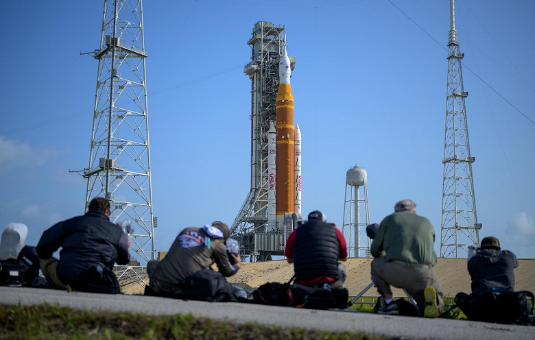 Ракета SLS на стартовой площадке