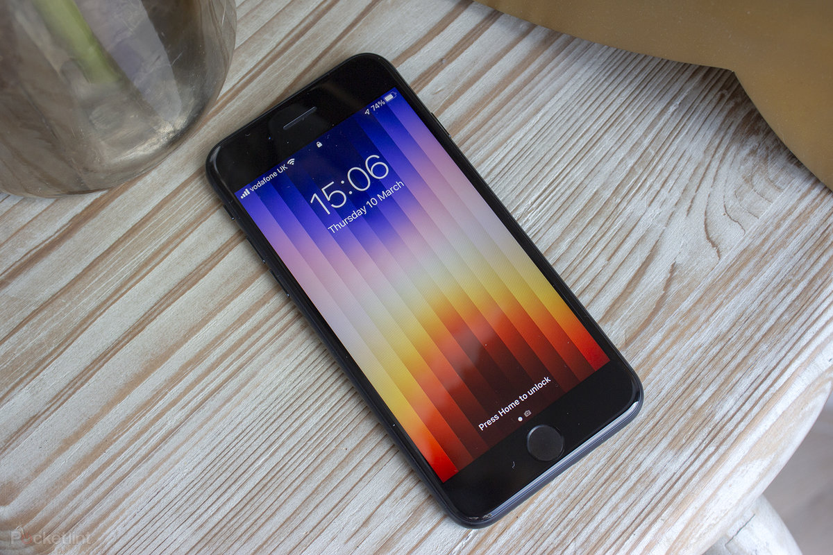 Apple is reducing production of iPhone SE (2022) and AirPods due to the war in Ukraine