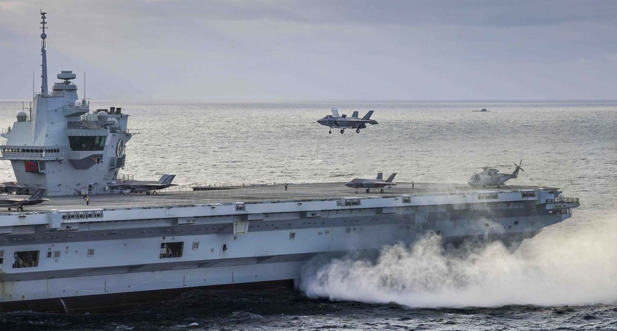 Британський авіаносець HMS Queen Elizabeth з винищувачами п'ятого покоління F-35B Lightning II вперше в історії перейшов під командування НАТО
