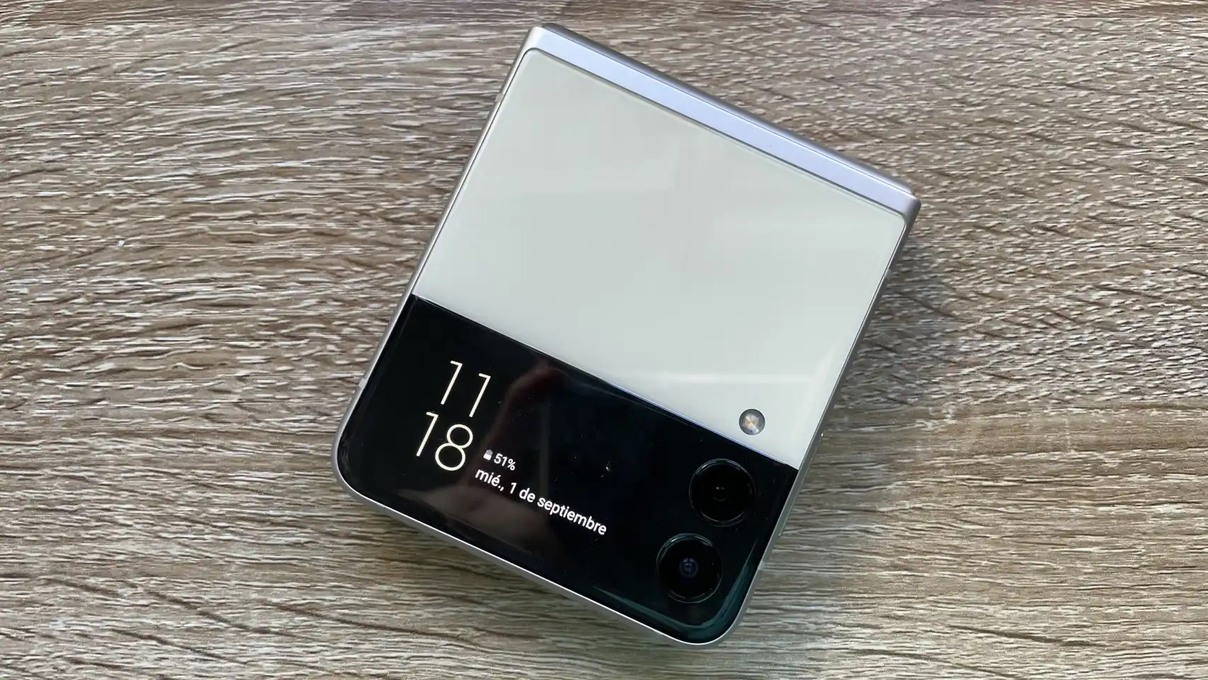 Galaxy Flip 3 received an update with a security patch for March in the US