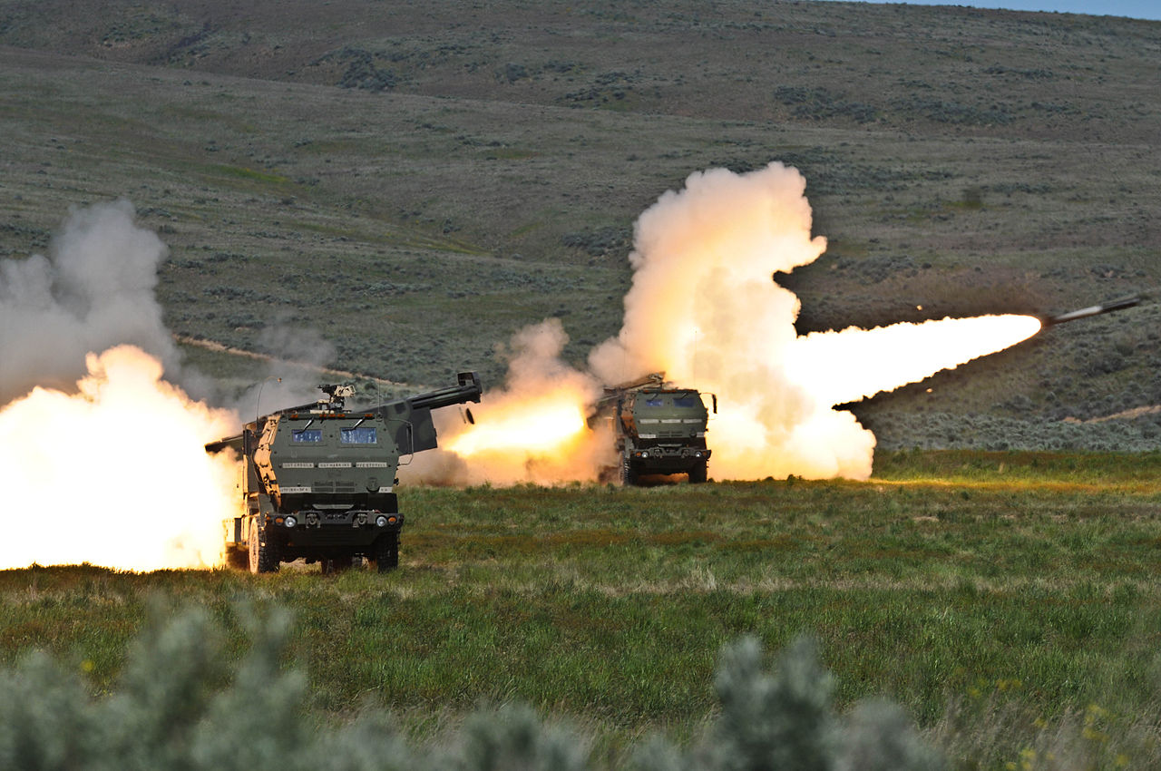 Ракетні системи HIMARS знищили понад 40 вагонів з російською технікою та боєкомплектом