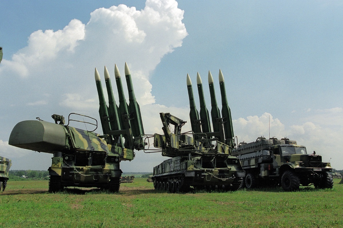 L'armée de l'air ukrainienne utilise des systèmes de défense aérienne Buk-M1 pour détruire un drone russe à basse altitude.