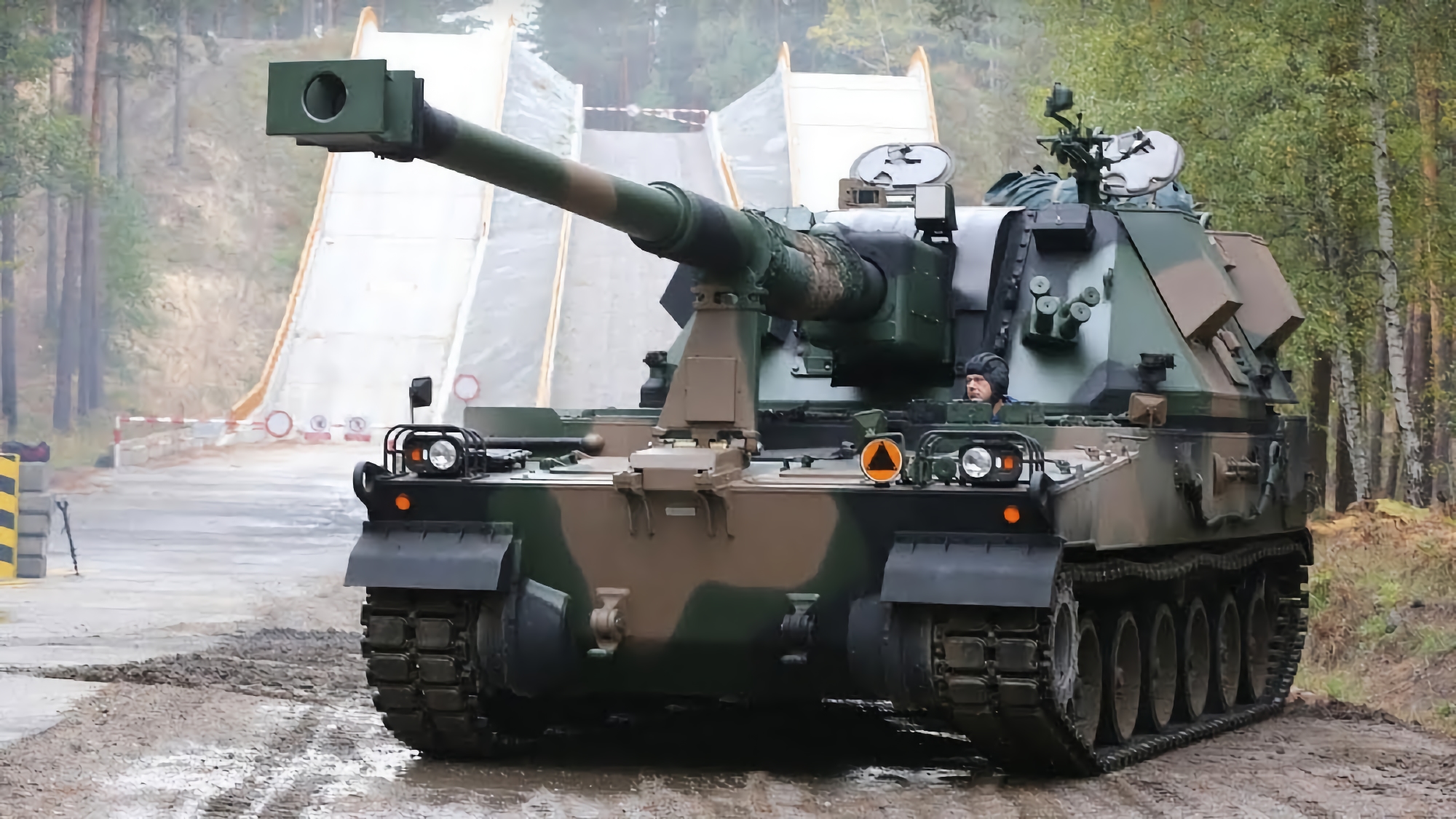 Poland handed over 155-mm AHS Krab self-propelled artillery mounts to Ukraine: we tell you what it is