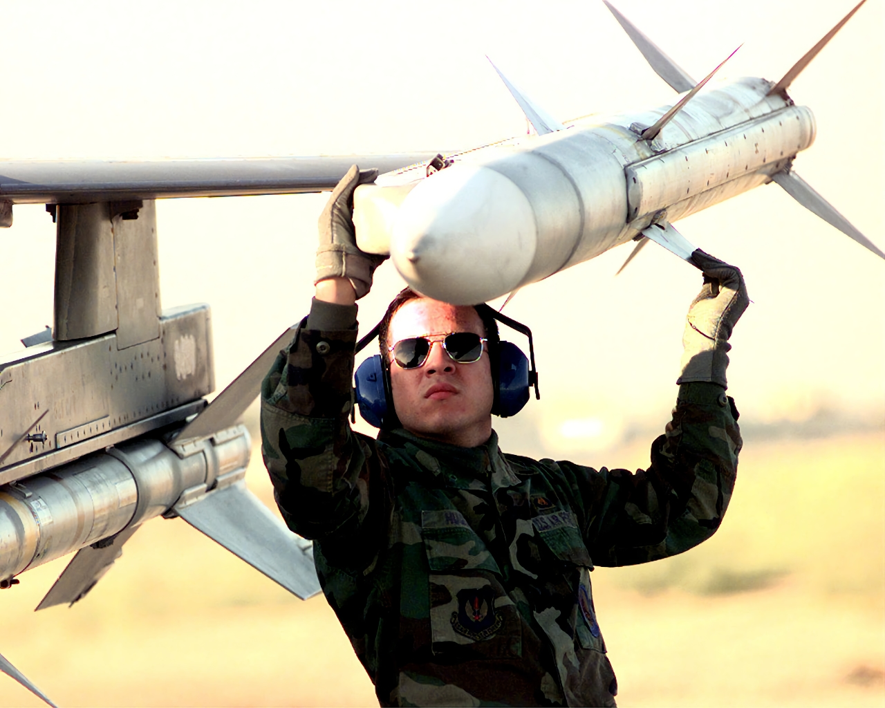 Ракети AMRAAM для NASAMS, безпілотники та 18 гаубиць: Велика Британія готує новий пакет військової допомоги для України