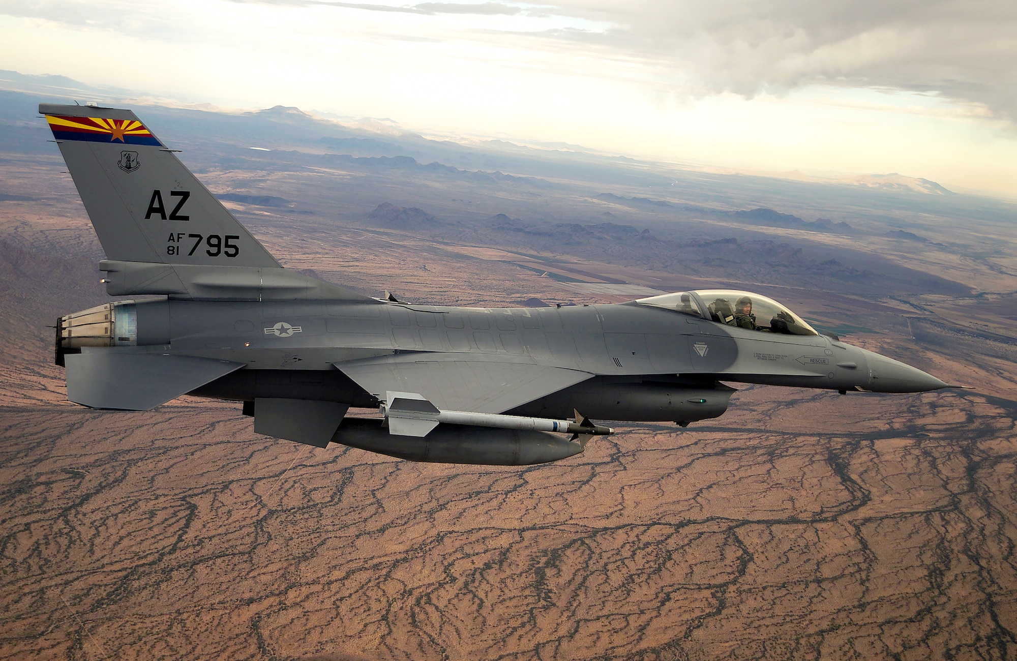 Le premier groupe de pilotes ukrainiens a achevé un programme de formation à l'utilisation des chasseurs F-16 Fighting Falcon aux États-Unis.