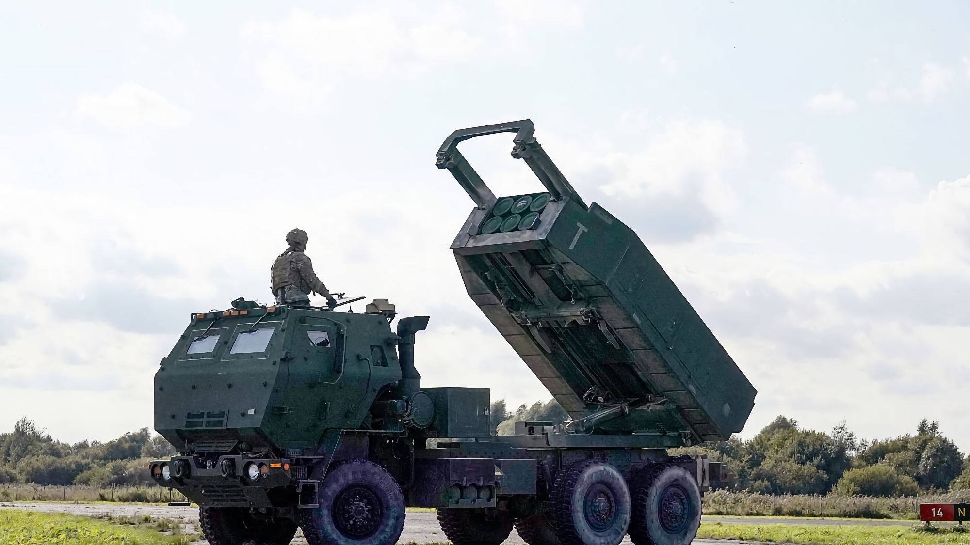 The Ukrainian armed forces used the Leleka-100 UAV to show how HIMARS destroys an artillery position of the Russians (video)