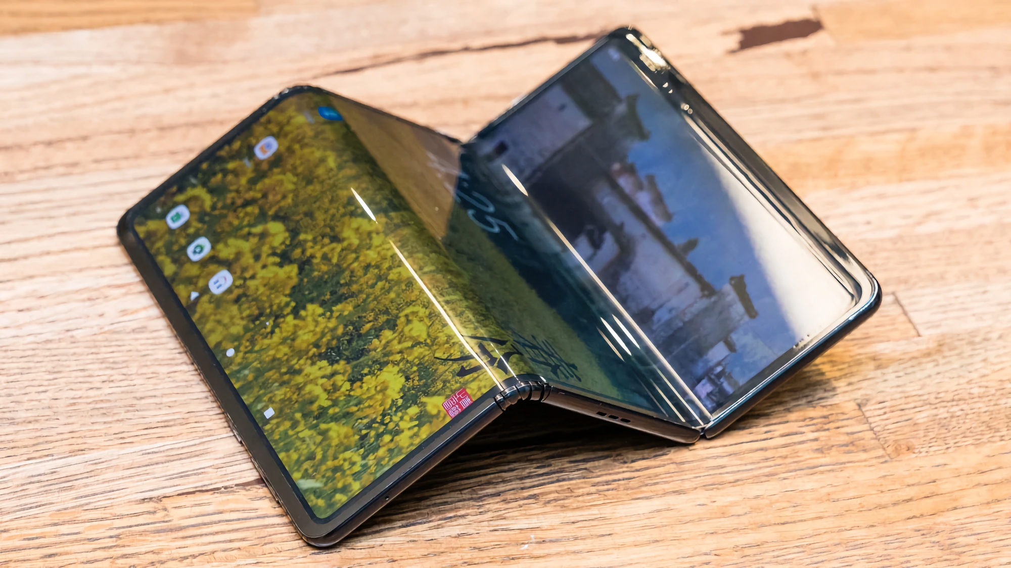 Смартфон Huawei, що складається втричі, працюватиме на флагманському чипі Kirin