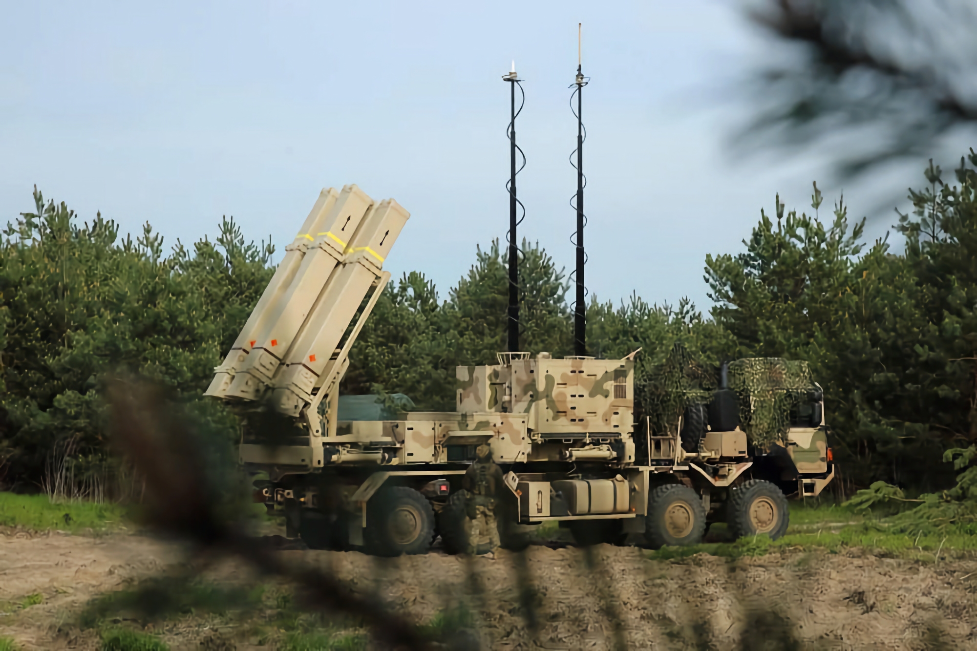 ЗРК IRIS-T SLM, ракети для ЗРК IRIS-T SLS, радар TRML-4D, БПЛА Vector і боєприпаси для РСЗВ MARS II: Німеччина передала Україні новий пакет озброєння
