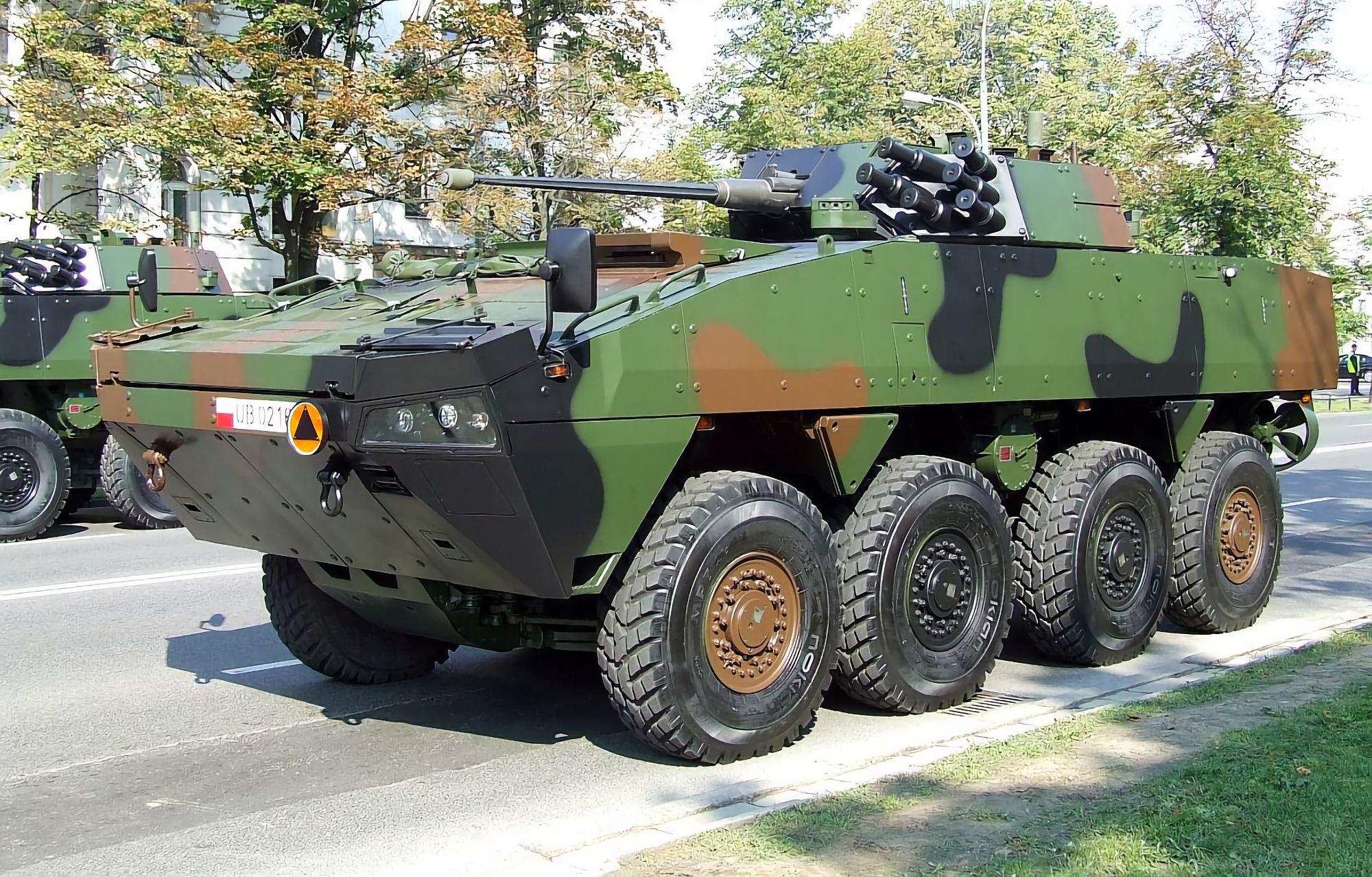 Les forces armées ukrainiennes utilisent des TTB polonais KTO Rosomak à l'avant, qui est une copie sous licence du TTB finlandais Patria.