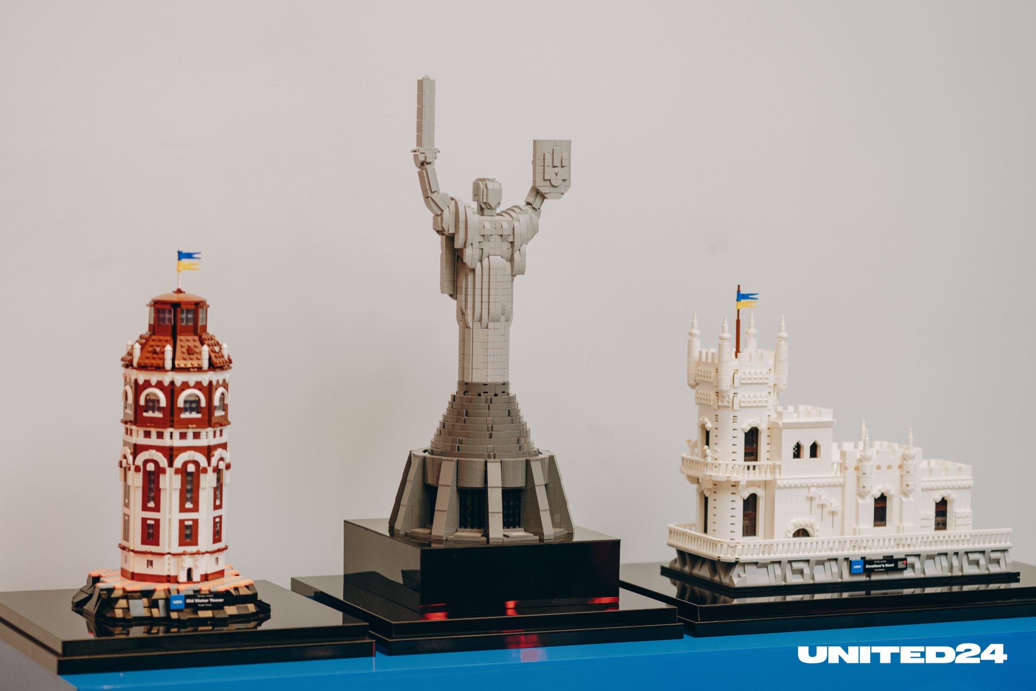 UNITED24 a présenté les monuments ukrainiens réalisés en cubes LEGO - la Mère de l'Ukraine, le château d'eau de Mariupol et le Nid d'hirondelle.