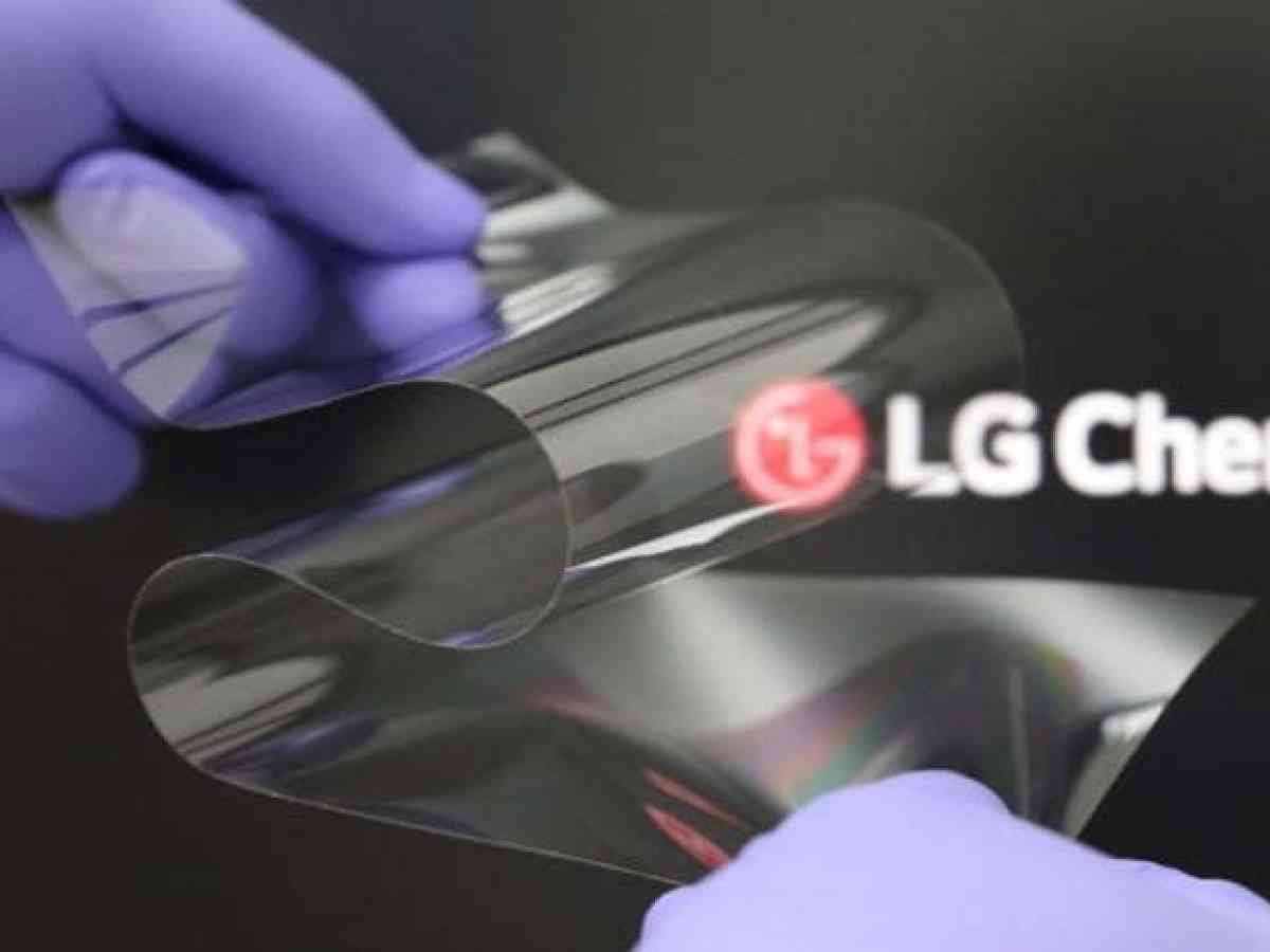 Твердий, як скло, і без складок: LG представила новий дисплей для складних смартфонів