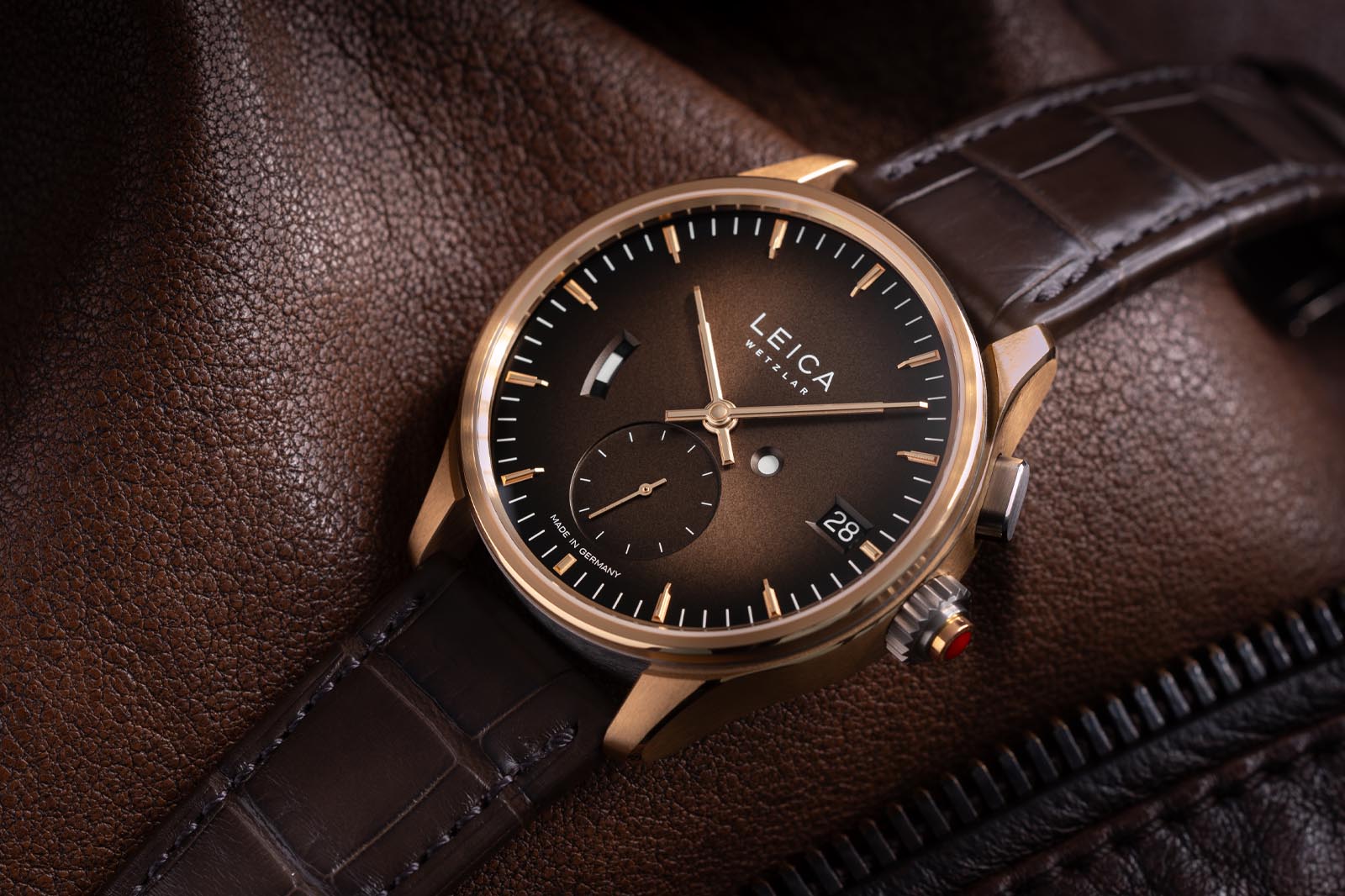 Leica a dévoilé la montre ZM 1 Gold Limited Edition avec un boîtier en or 18 carats et un bracelet en alligator au prix de 28 000 $.