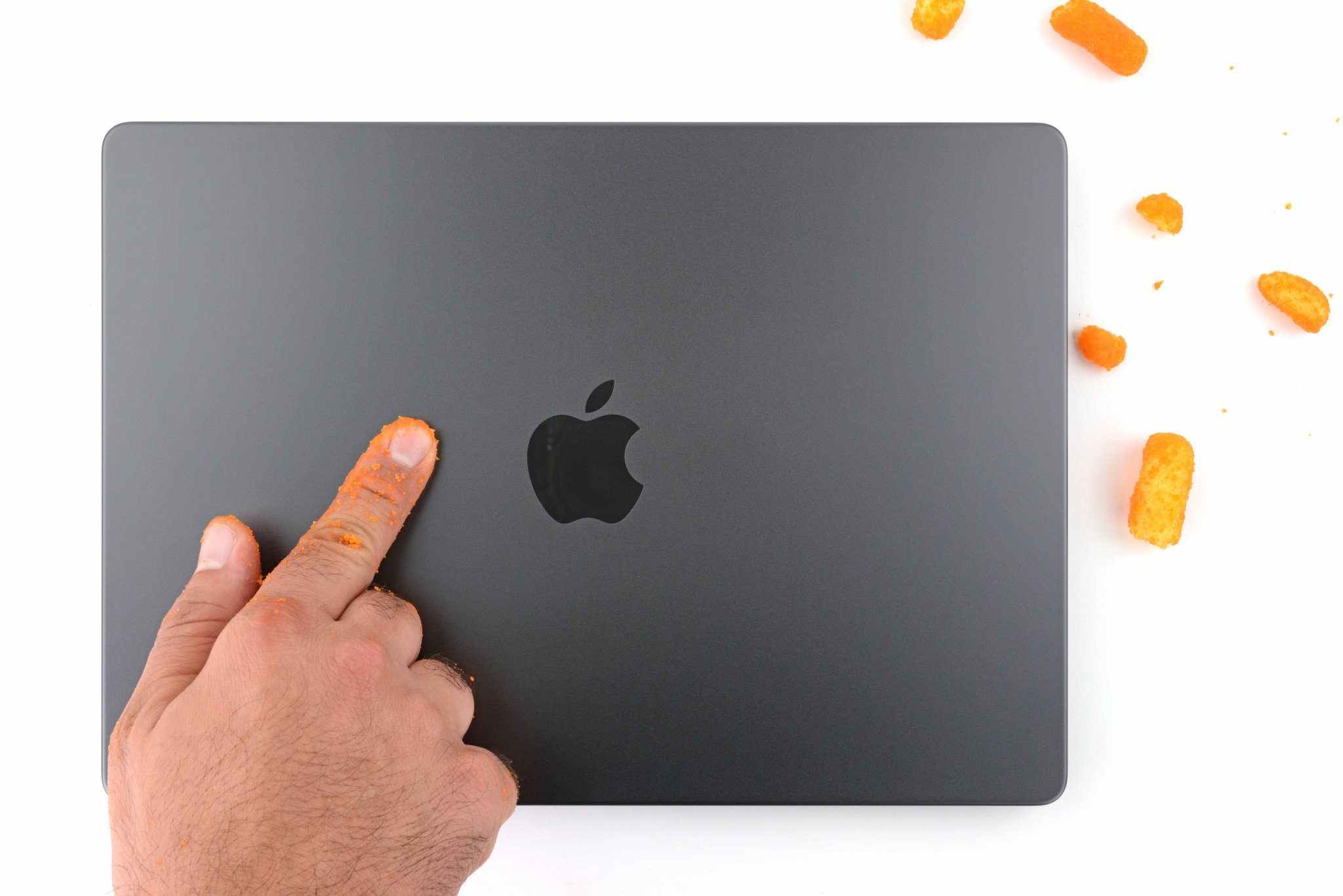 iFixit a démonté le nouveau MacBook Pro M3 et explique pourquoi le boîtier est plus sombre et recueille moins d'empreintes digitales.