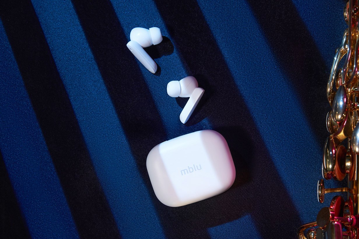 Meizu presented wireless headphones mblu Blus with active noise cancellation for $ 30