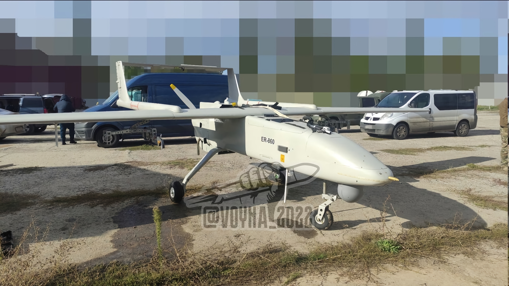 ЗСУ показали іранський безпілотник Mohajer-6 з авіабомбою Ghaem-5. БПЛА оснащений двигуном Rotax Aircraft Engines і може літати зі швидкістю 200 км/год