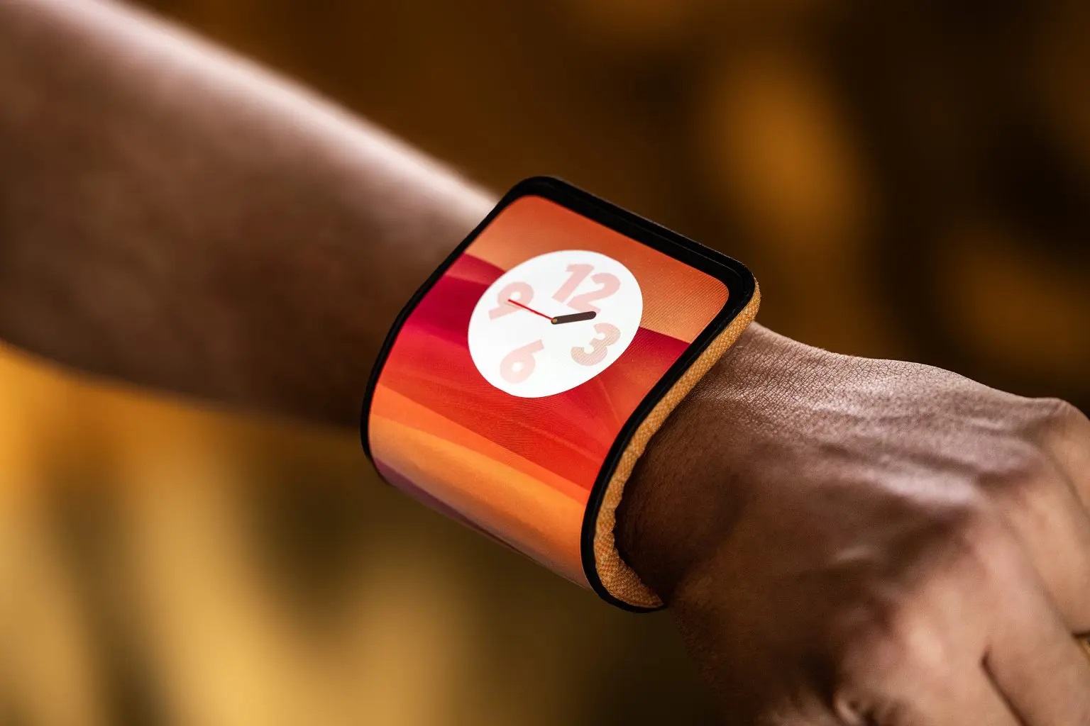 Motorola a dévoilé un bracelet flexible pour smartphone qui peut être porté au poignet à la place d'une montre.
