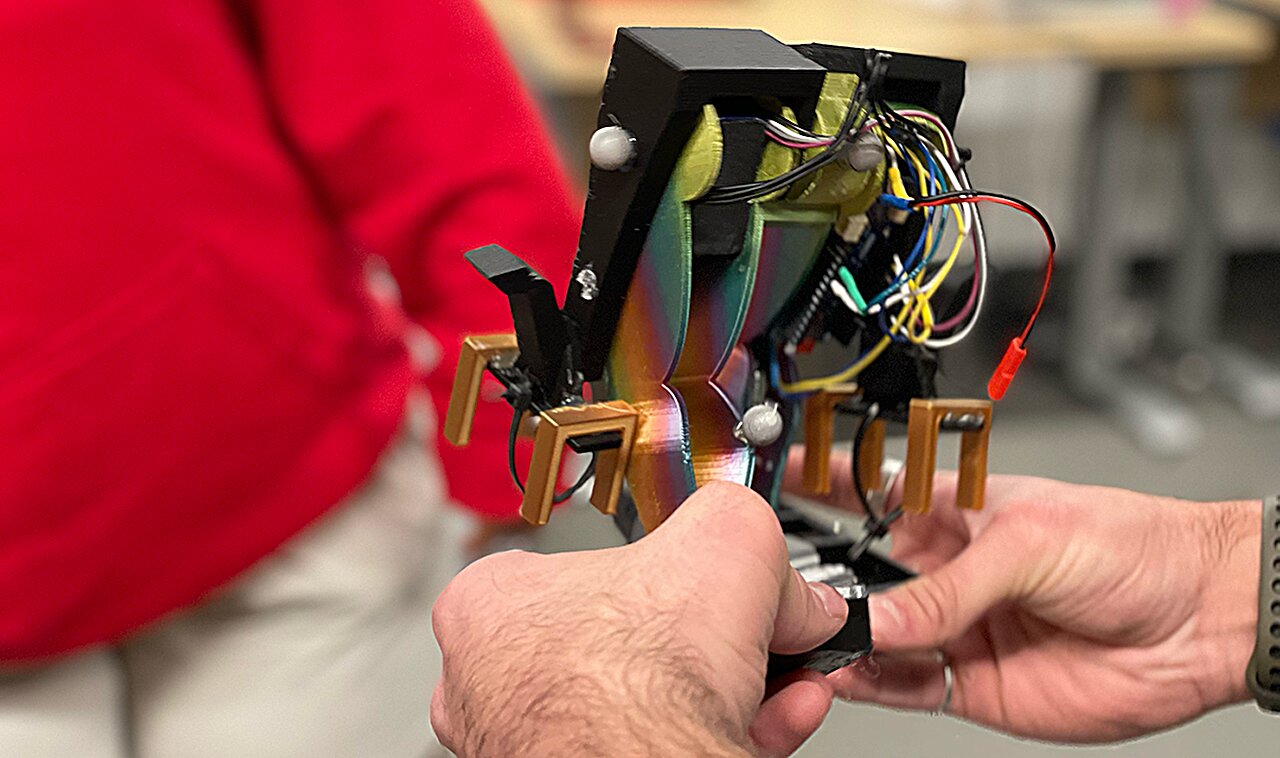 Mugatu: the first controlled bipedal robot with a single motor, developers want to reduce its size to LEGO