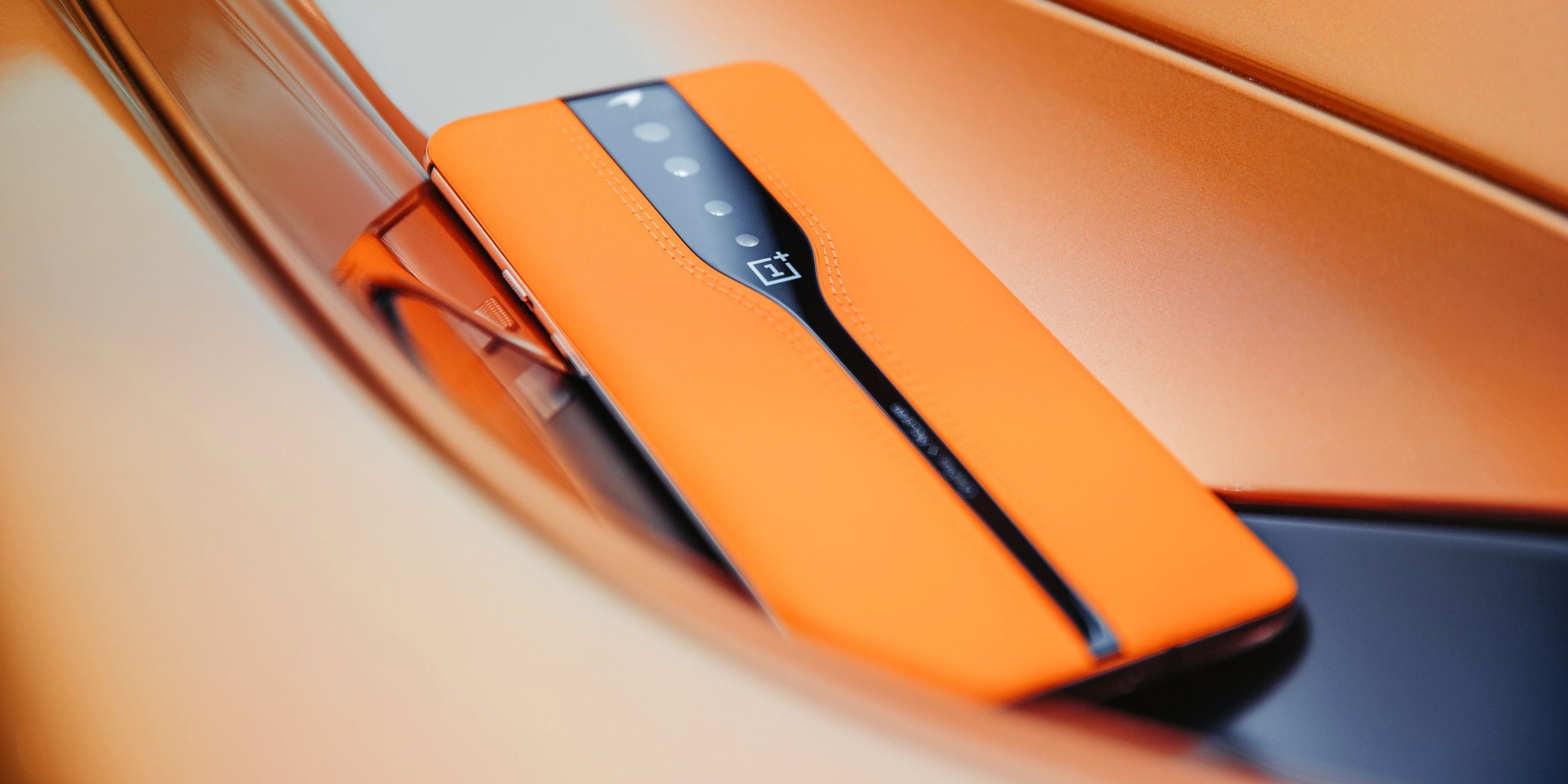 OnePlus презентувала на CES 2020 Concept One - незвичайний смартфон зі зникаючою камерою