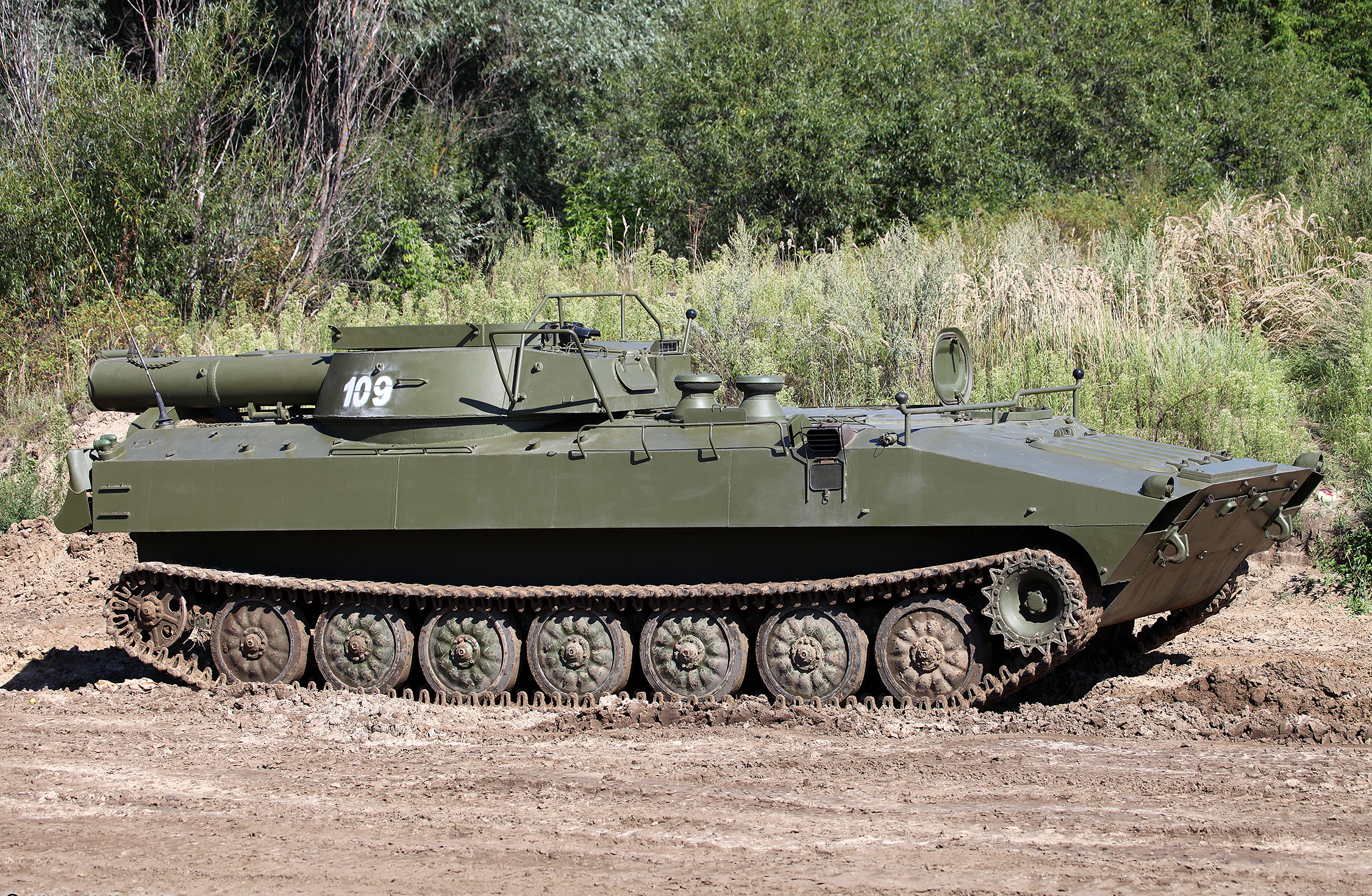 Les forces armées ukrainiennes ont fait une démonstration du fonctionnement du lance-roquettes de déminage rare UR-77 "Meteorite" basé sur l'obusier automoteur "Gvozdika".