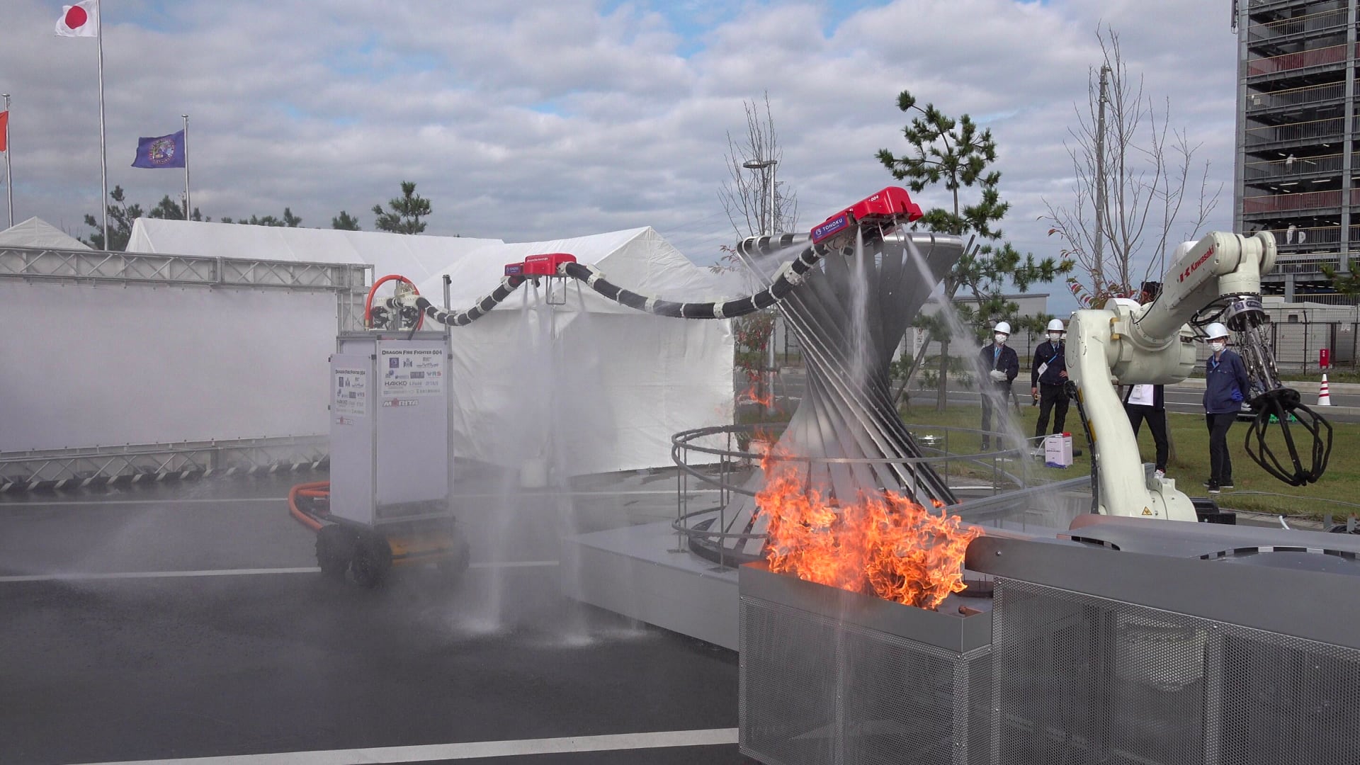 Des chercheurs japonais créent le robot pompier Dragon Firefighter, qui ressemble à un dragon volant et se déplace à l'aide de jets d'eau