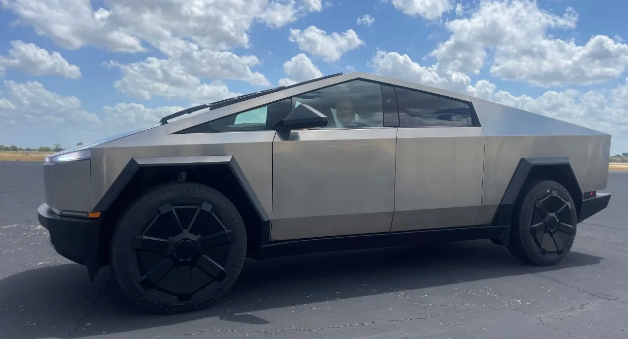 Tesla a changé d'avis au sujet de l'amende de 50 000 dollars imposée aux acheteurs du Cybertruck qui peuvent revendre le pick-up électrique dans l'année qui suit l'achat.