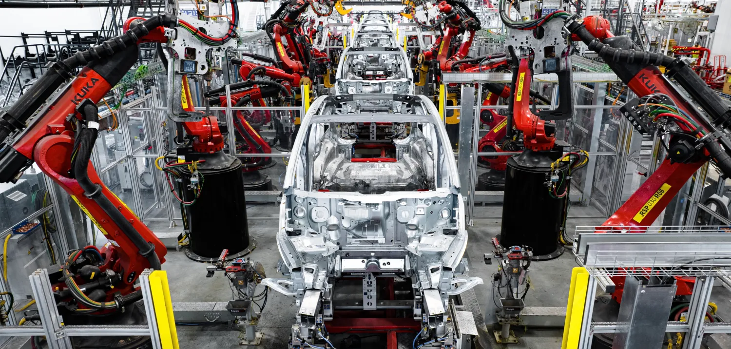 Tesla отримала армію роботів Kuka для виробництва Cybertruck