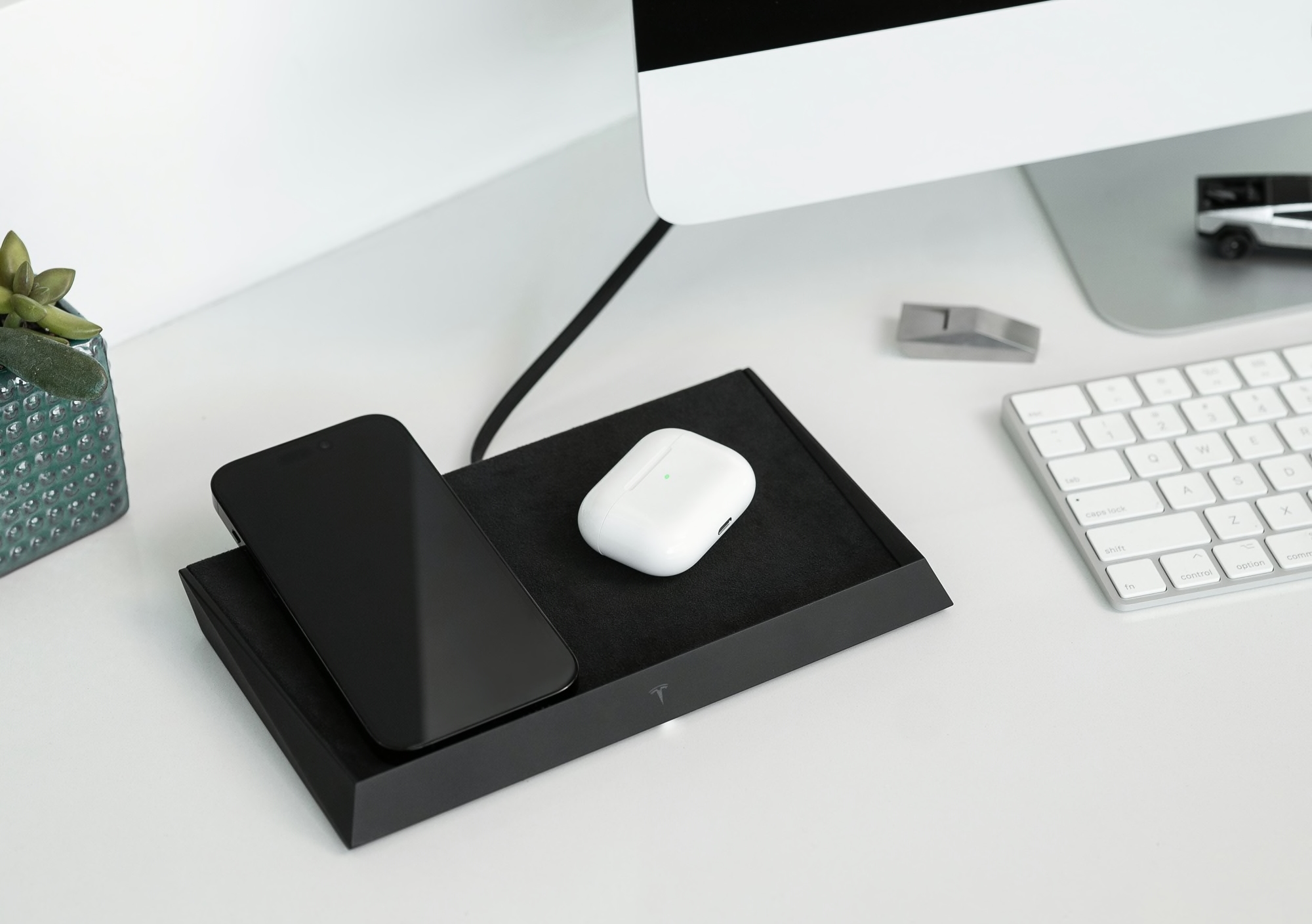 Unexpectedly! Tesla unveiled a docking station that can charge three devices at once