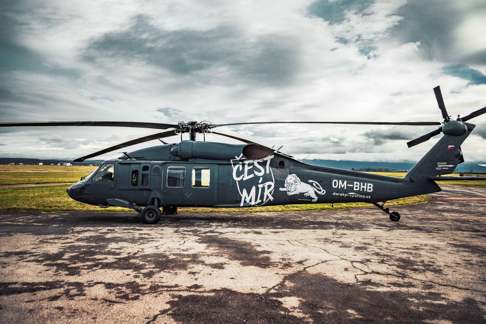 Les Tchèques et les Slovaques collectent 4,3 millions d'euros pour l'achat d'un hélicoptère UH-60 Black Hawk destiné aux services de renseignement ukrainiens