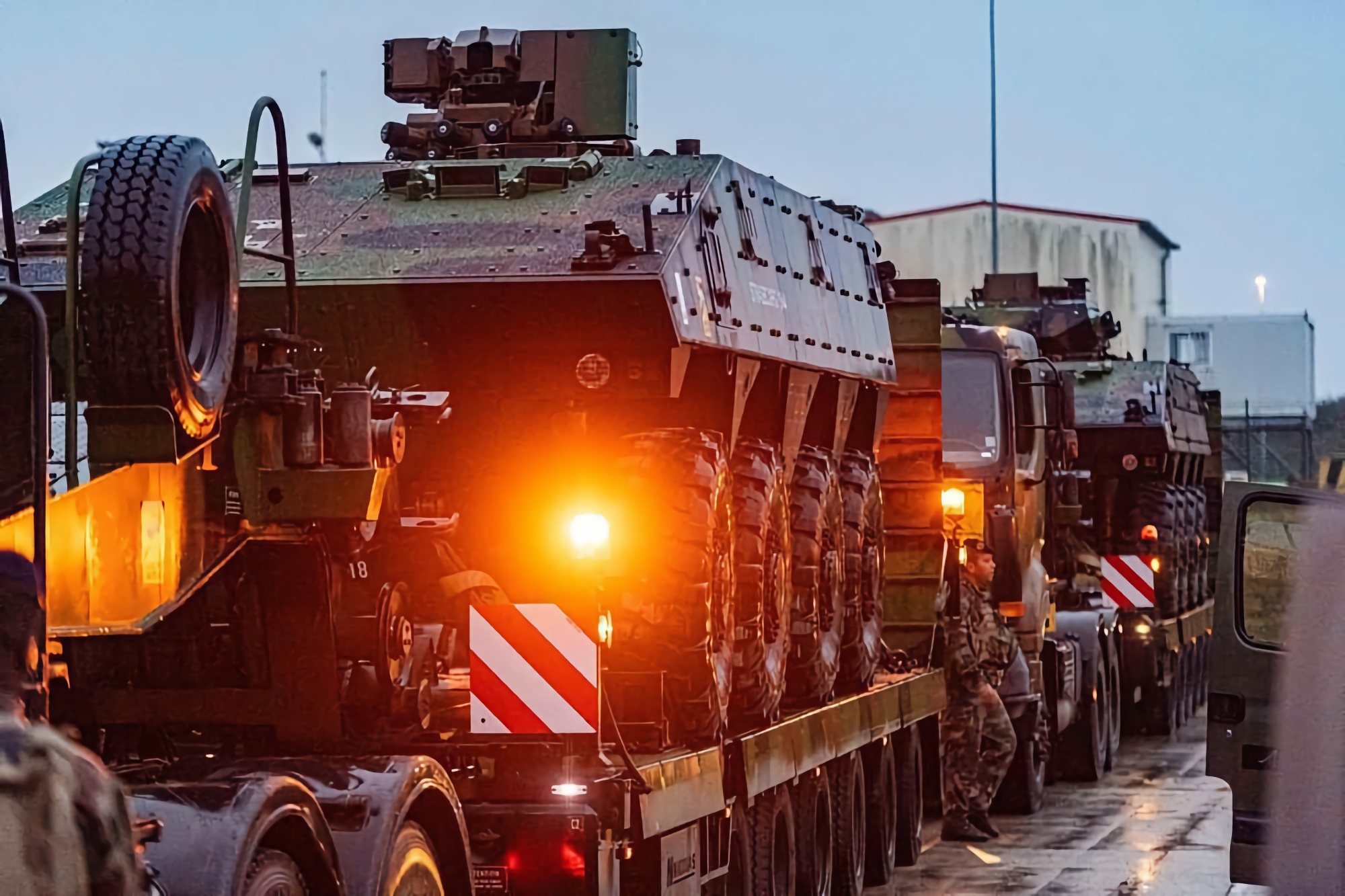 L'OTAN renforce son flanc oriental : un confoi d'armes françaises, dont des BMP VBCI, arrive en Roumanie