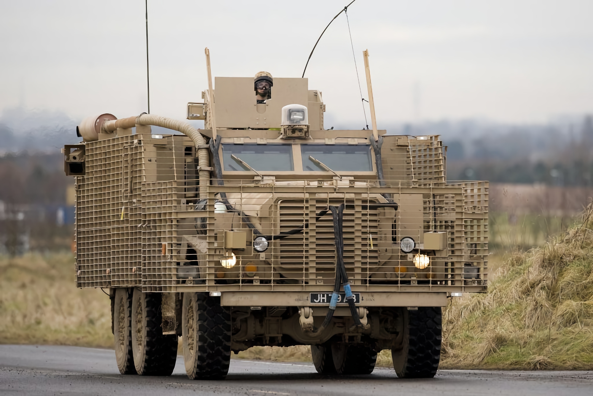 Les forces armées ukrainiennes ont montré comment un véhicule MRAP 6x6 Wolfhound britannique remorque un BTR-82A russe (vidéo).