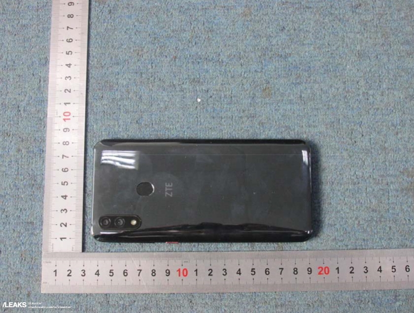 ZTE Blade V10 в FCC: подвійна камера, червона кнопка живлення та батарея на 3100 мАч