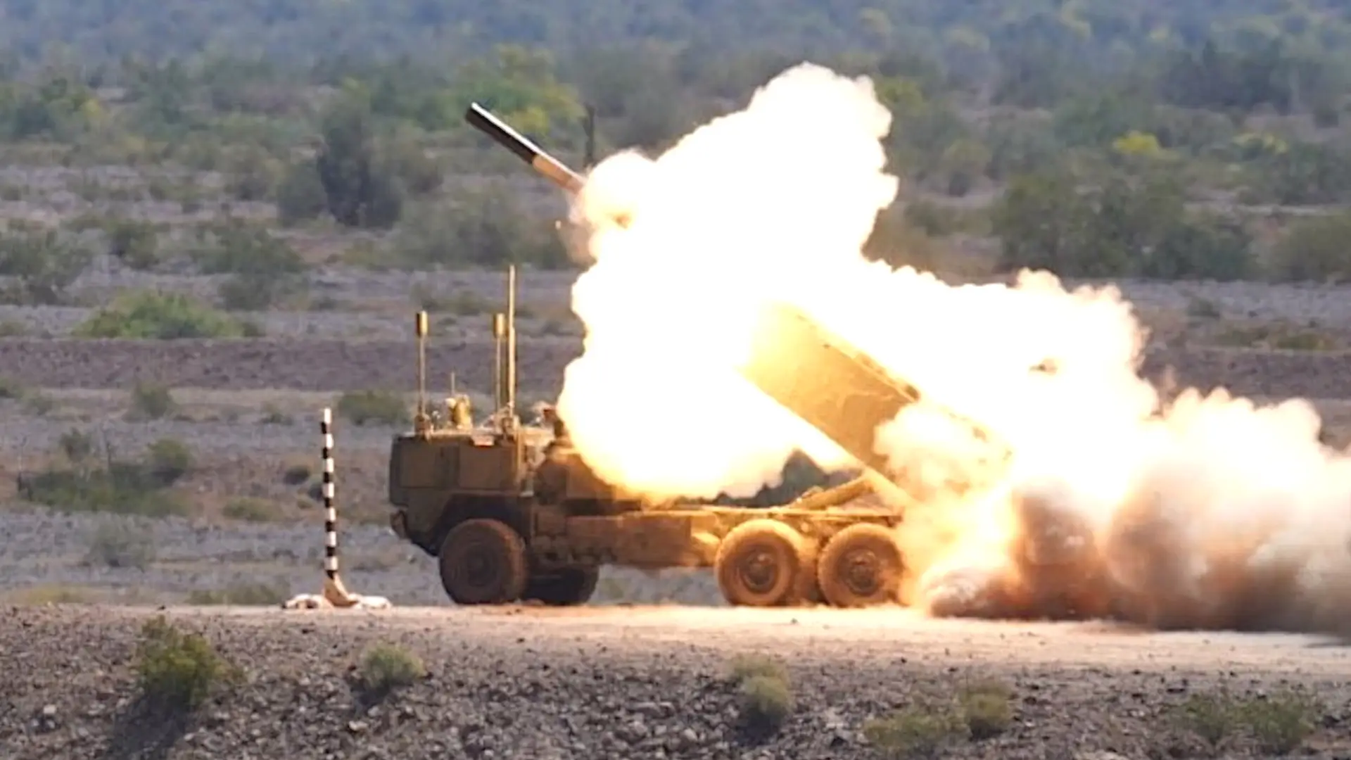 L'armée américaine a mené avec succès le premier essai de tir du système de missiles sans pilote HIMARS, qui pourra utiliser des missiles balistiques PrSM d'une portée pouvant atteindre 500 kilomètres.