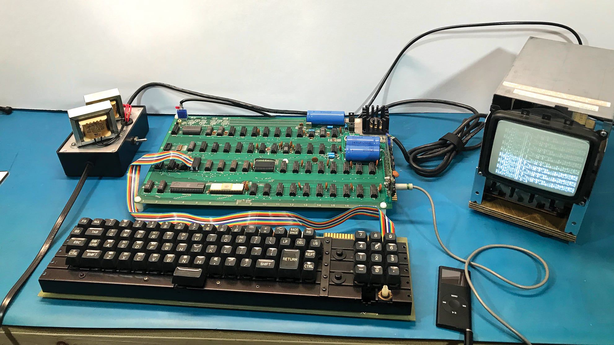 Ordinateur Apple-1 de 1976, signé par Steve Jobs, vendu aux enchères pour près de 0,5 million de dollars