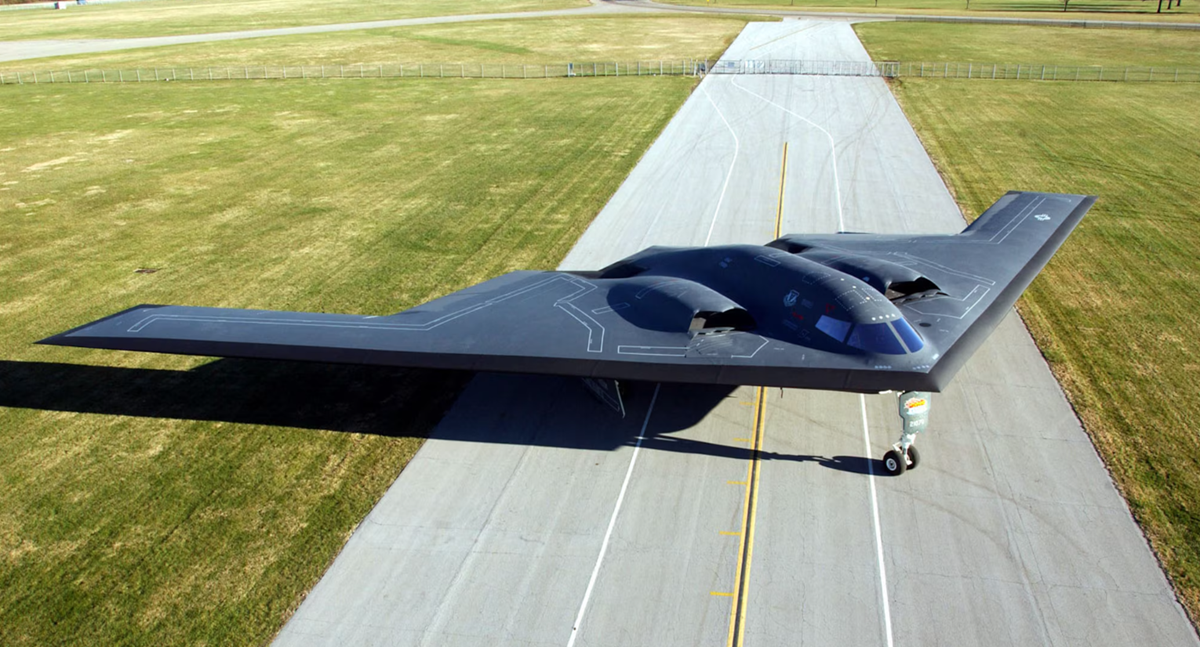 Northrop Grumman recevra jusqu'à 7 milliards de dollars pour accroître les capacités de 20 bombardiers nucléaires B-2 Spirit, pour un coût de plus de 2,1 milliards de dollars.