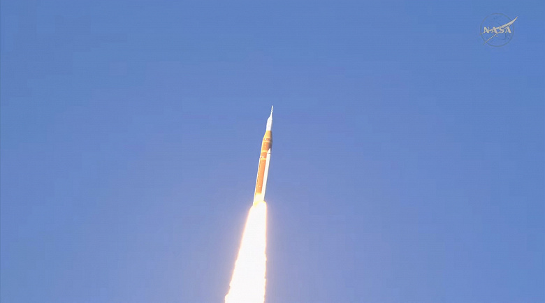 Запуск ракети SLS з місією Artemis II