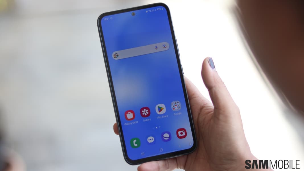 Смартфон Samsung Galaxy A54 на рабочем столе
