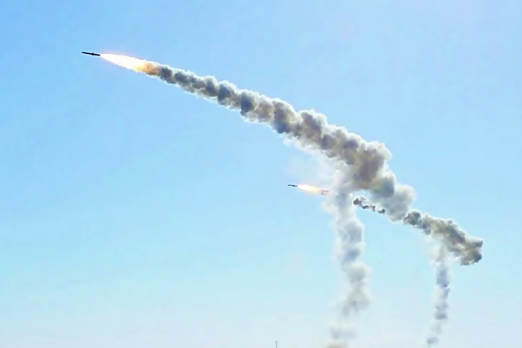 Аеробалістична ракета Х-47М2 "Кинджал", крилаті ракети Х-101/Х-555 і БПЛА Shahed-131/136: Україна відбила чергову масову атаку