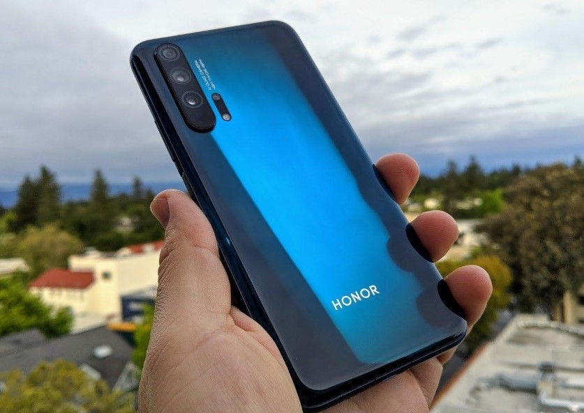В сеть утекли фотографии Honor 20 Pro: «дырявый» дисплей, боковой сканер и камера с четырьмя модулями