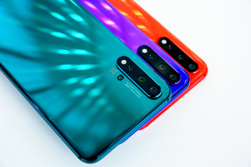 Huawei Nova 5 та Nova 5 Pro: чотири камери, підекранний сканер, чіп Kirin 810/980, до 8 ГБ оперативної пам'яті та цінник від $407