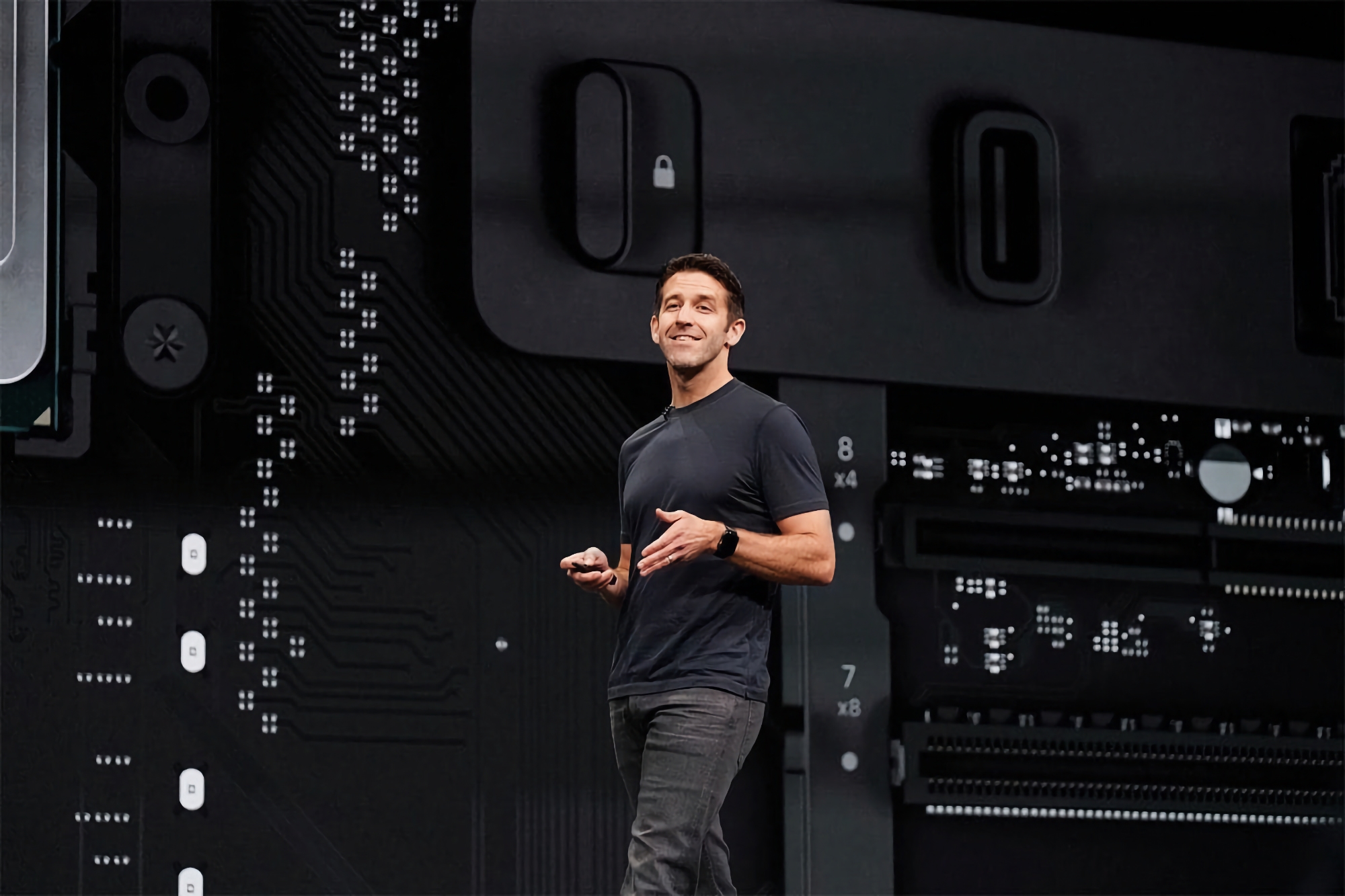 Bloomberg: chief hardware engineer John Ternus could replace Tim Cook as Apple CEO in the future