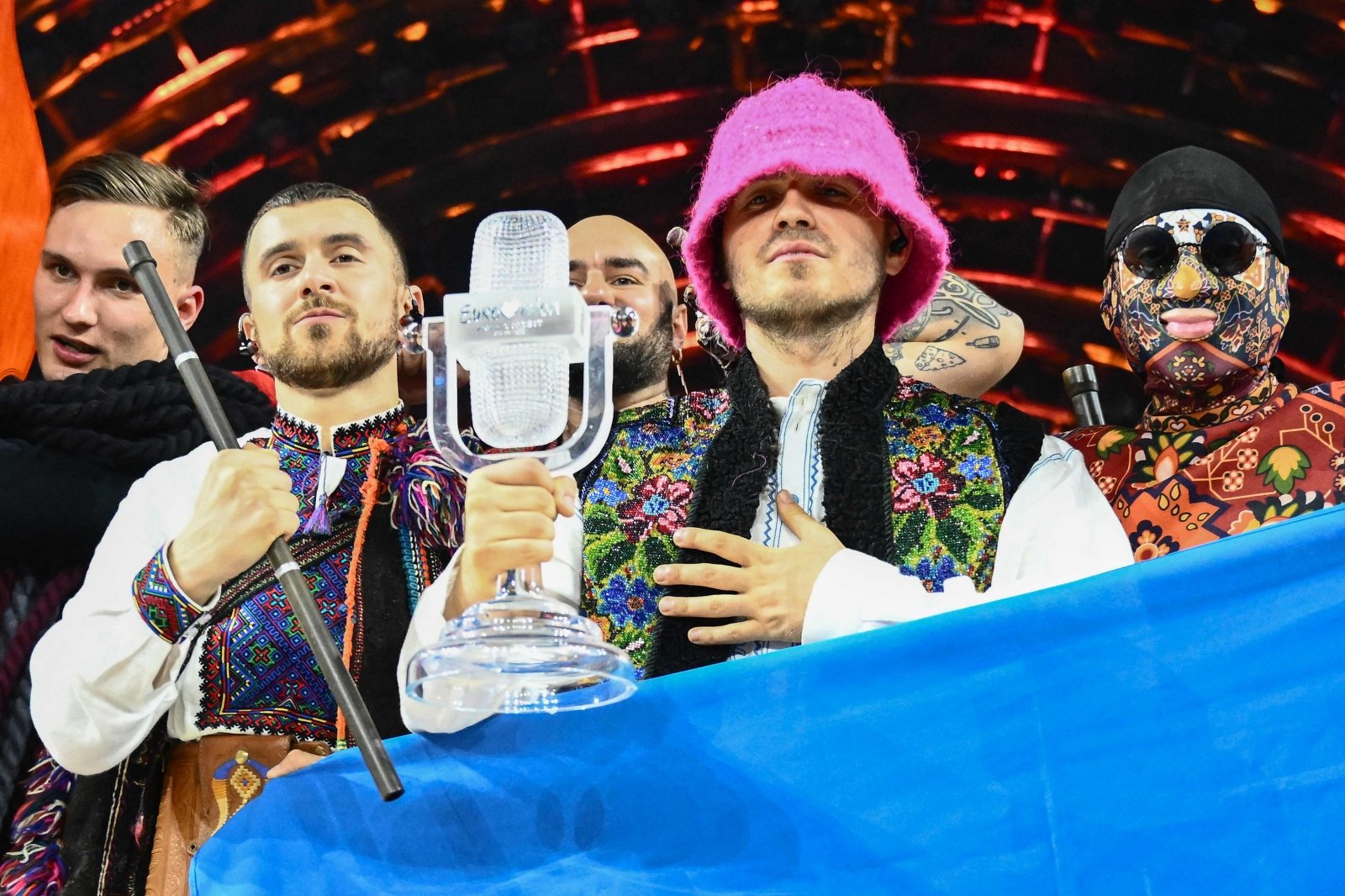 Гурт Kalush Orchestra продав кубок переможців Євробачення за $900 тис: за ці гроші куплять комплекс БПЛА PD-2 для української армії (доповнено)